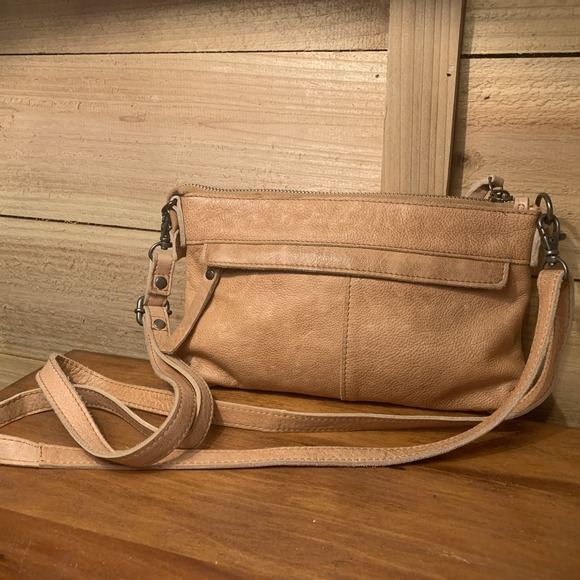 VILENCA Holland Crossbody Purse Bag Beige Leather Interior Exterior Pockets EUC - Picture 2 of 6